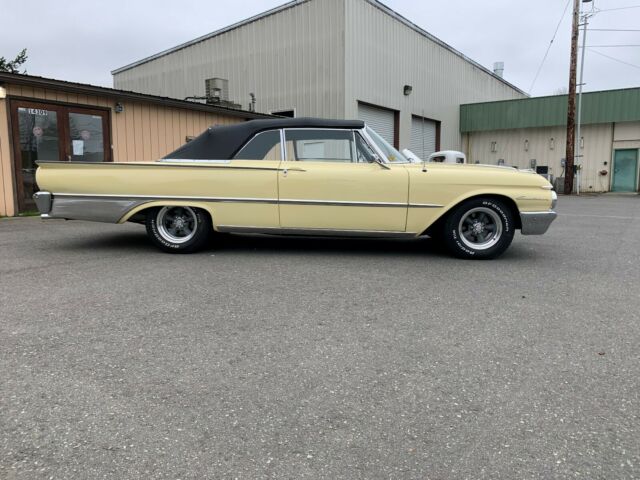 Ford Galaxie 1961 image number 27