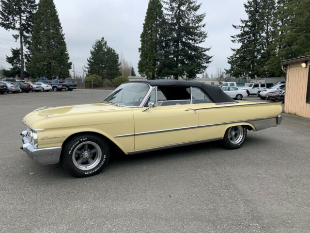 Ford Galaxie 1961 image number 28