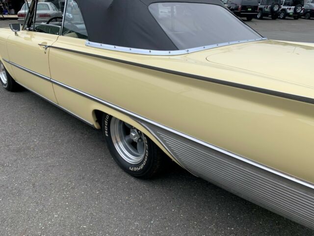 Ford Galaxie 1961 image number 29