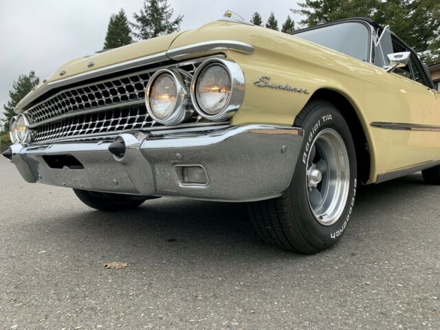 Ford Galaxie 1961 image number 31