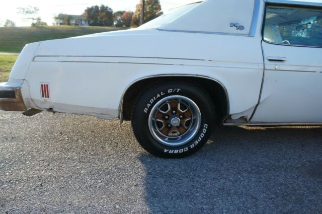 Oldsmobile Cutlass 1975 image number 23