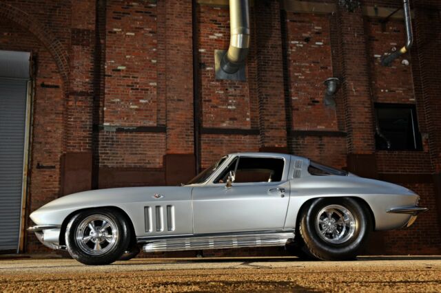 Chevrolet Corvette 1965 image number 2