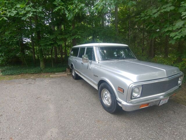 Chevrolet Suburban 1972 image number 0