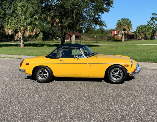 MG MGB 1972 image number 13