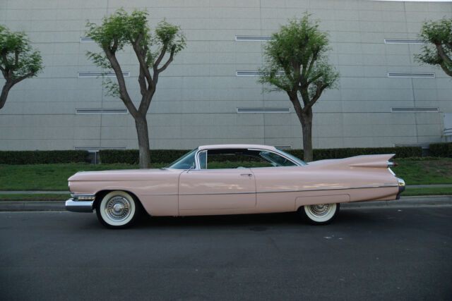 Cadillac Coupe de Ville 2 Door Hardtop 1959 image number 1