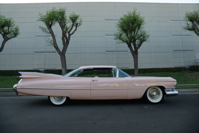 Cadillac Coupe de Ville 2 Door Hardtop 1959 image number 2