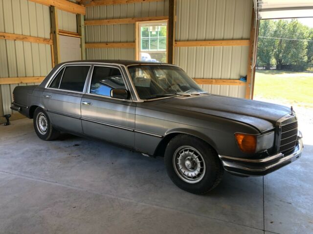 Mercedes-Benz 400-Series 1979 image number 22