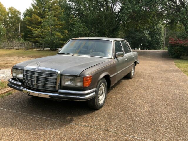 Mercedes-Benz 400-Series 1979 image number 28