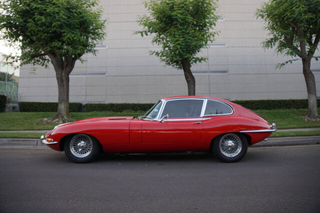 Jaguar E-Type 4.2L 6 cyl 2+2 5 spd manual Coupe 1968 image number 2