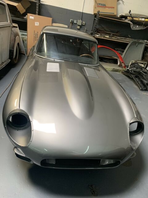 Jaguar E-Type 1969 image number 0