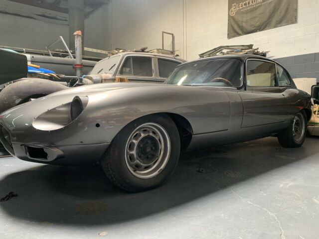 Jaguar E-Type 1969 image number 1