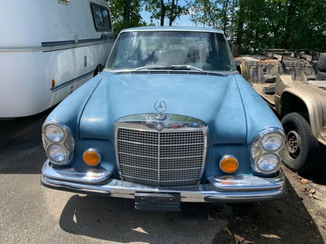 Mercedes-Benz 200-Series 1972 image number 14