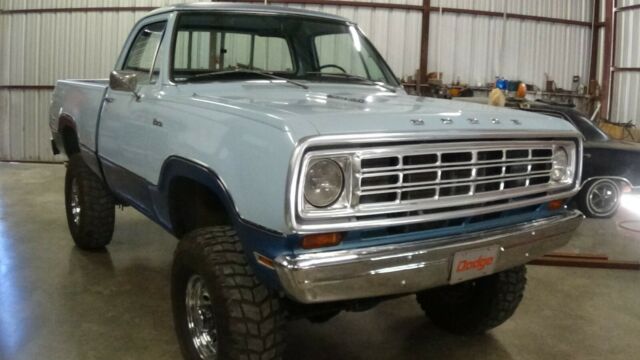 Dodge Power Wagon 1975 image number 1