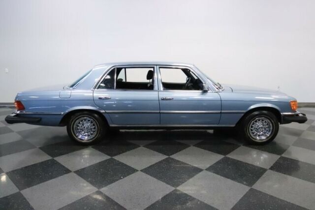 Mercedes-Benz 400-Series 1979 image number 39