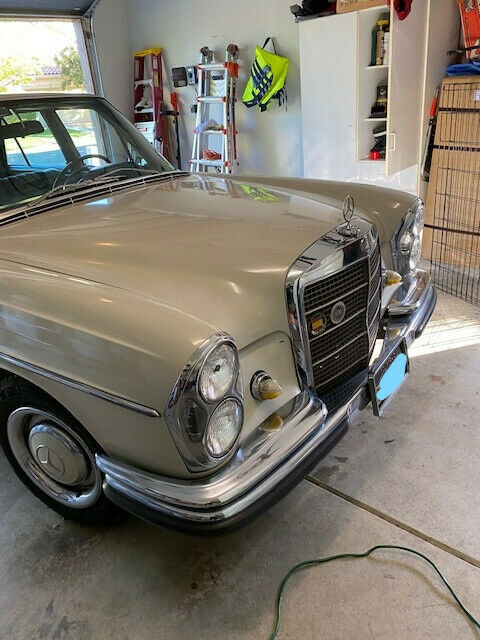 Mercedes-Benz 200-Series 1967 image number 1