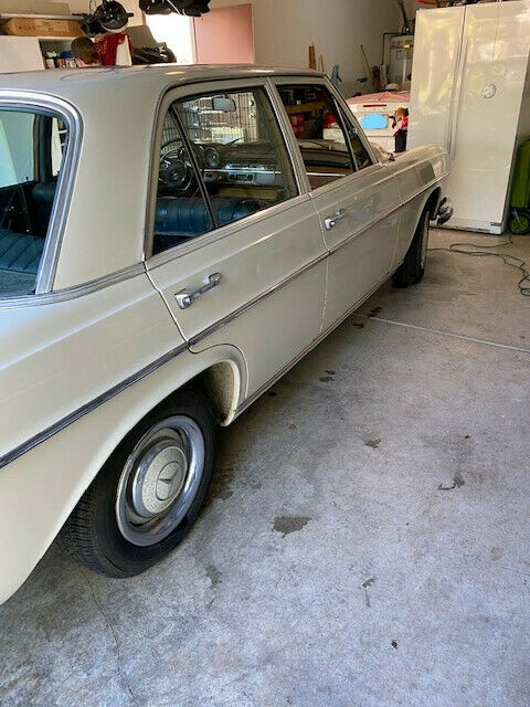 Mercedes-Benz 200-Series 1967 image number 17