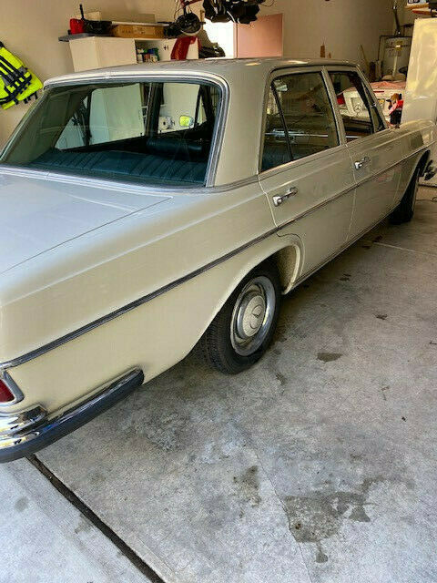 Mercedes-Benz 200-Series 1967 image number 21