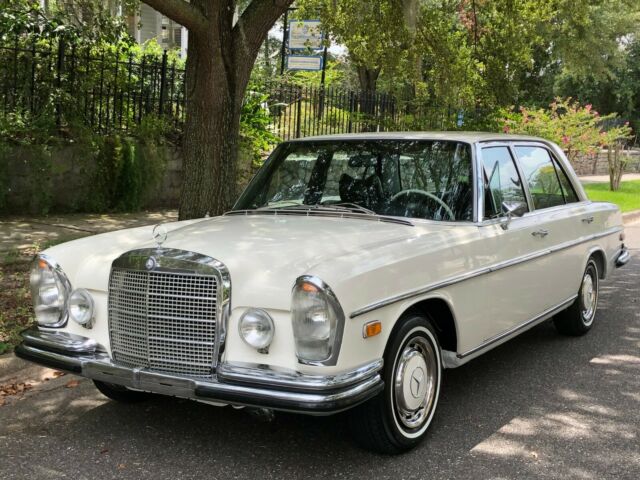 Mercedes-Benz 300-Series 1970 image number 23