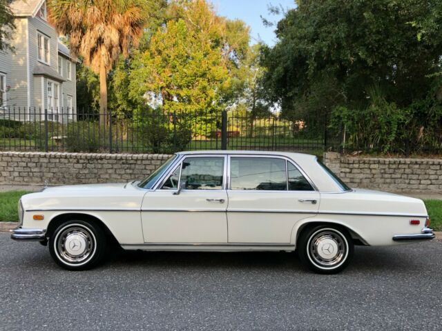 Mercedes-Benz 300-Series 1970 image number 27