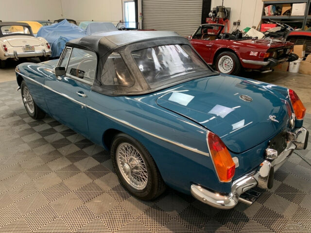 MG MGB 1972 image number 10