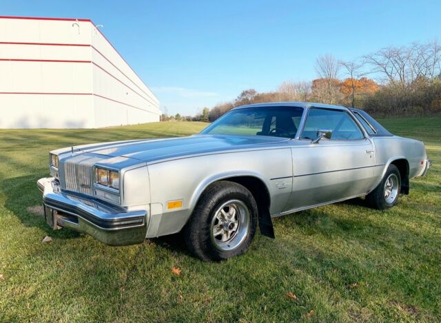 Oldsmobile Cutlass 1976 image number 0