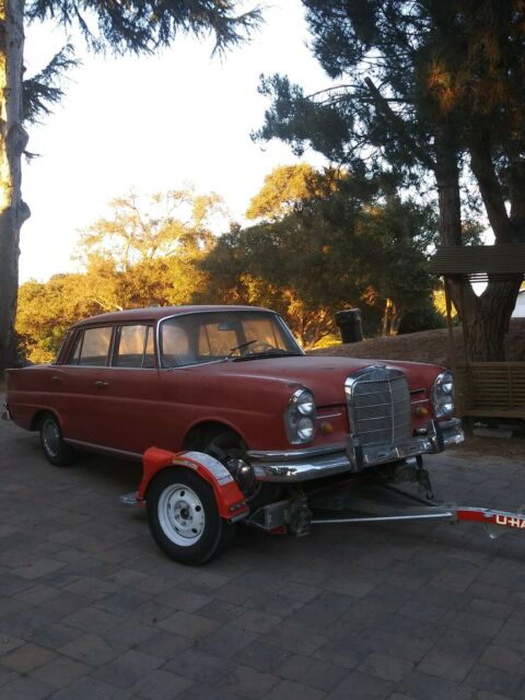 Mercedes-Benz 200-Series 1964 image number 32