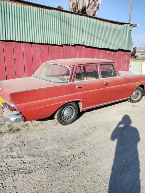 Mercedes-Benz 200-Series 1964 image number 8