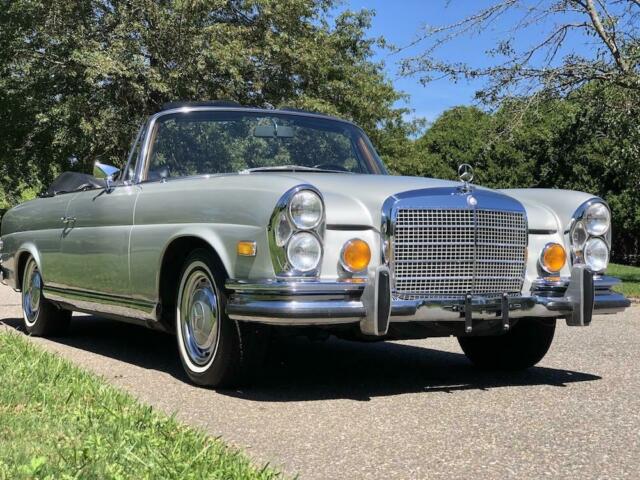 Mercedes-Benz 200-Series 1970 image number 41