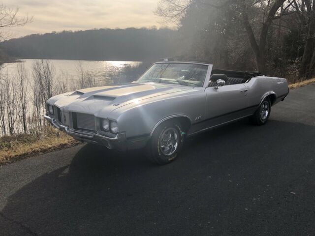 Oldsmobile Cutlass Supreme Classic 1972 image number 2