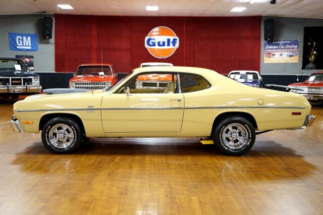 Plymouth Duster 1975 image number 14