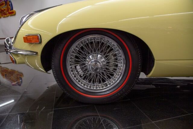 Jaguar E-Type 1969 image number 14