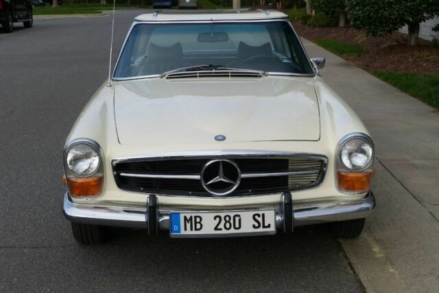 Mercedes-Benz SL-Class 1971 image number 27