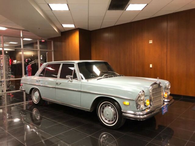 Mercedes-Benz 280 SE 1972 image number 18