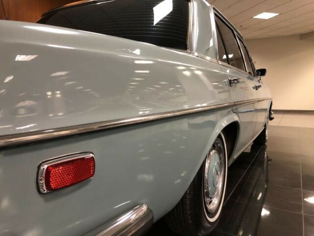 Mercedes-Benz 280 SE 1972 image number 20