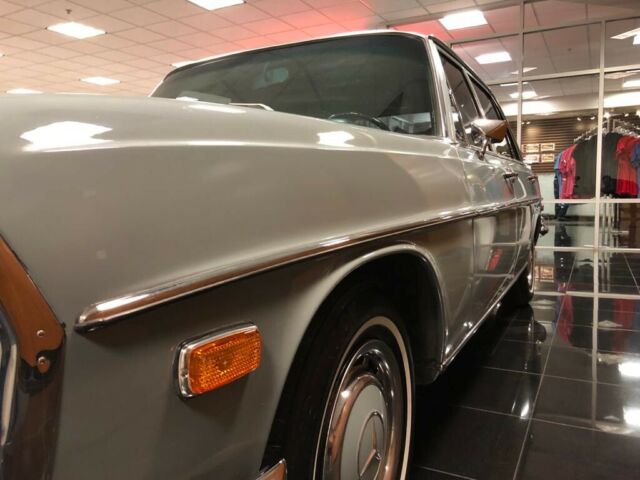 Mercedes-Benz 280 SE 1972 image number 22