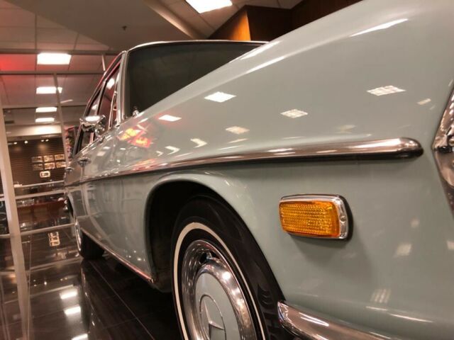 Mercedes-Benz 280 SE 1972 image number 23