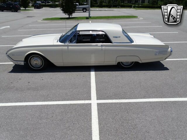 Ford Thunderbird 1961 image number 39