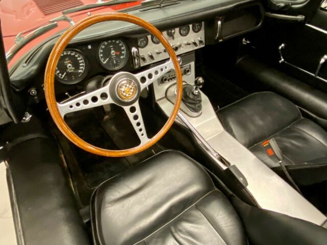 Jaguar E-Type 1962 image number 40