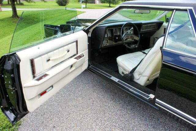 Lincoln Continental 1977 image number 38