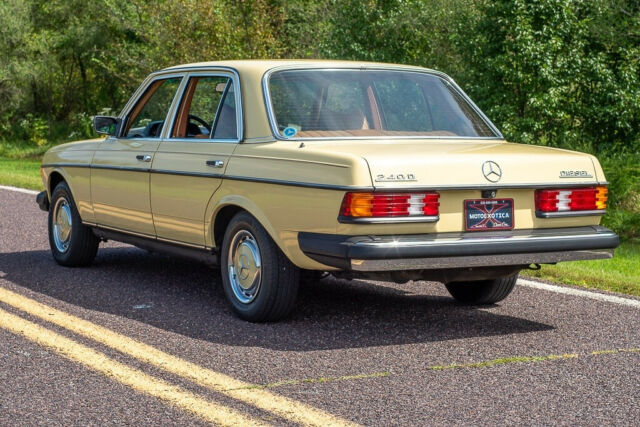 Mercedes-Benz 200-Series 1979 image number 10