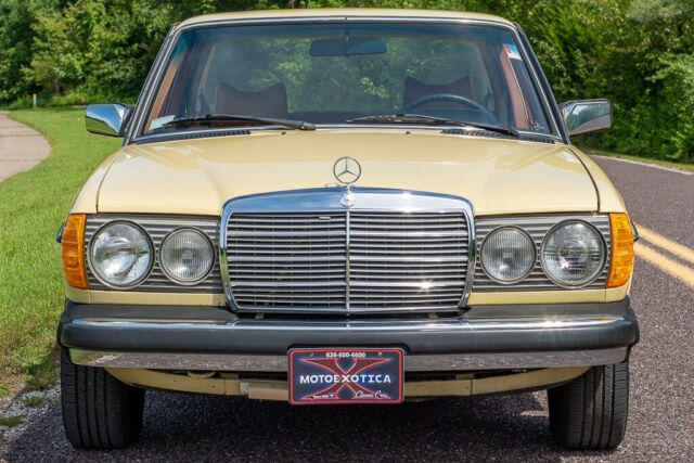 Mercedes-Benz 200-Series 1979 image number 29