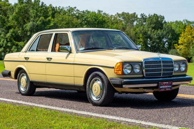 Mercedes-Benz 200-Series 1979 image number 4