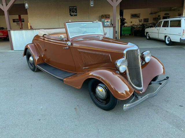 Ford Deluxe Cabriolet 1934 image number 2