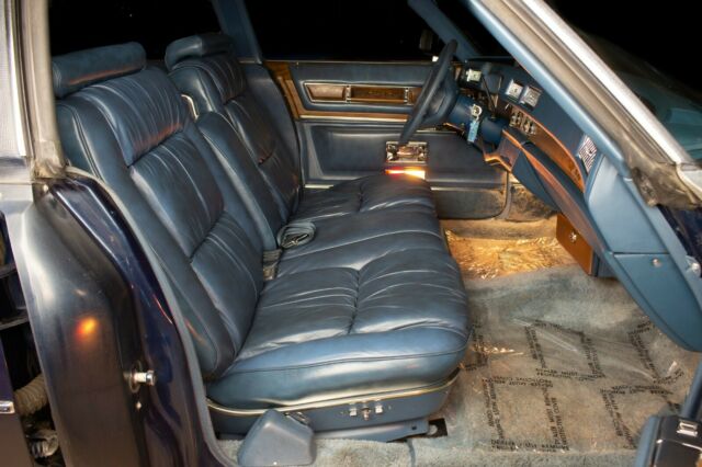 Cadillac Fleetwood 1975 image number 18