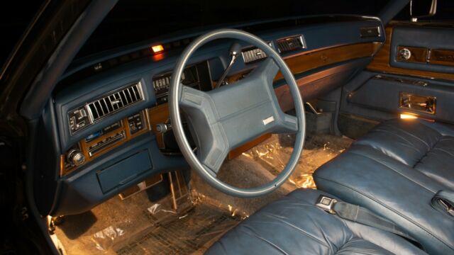 Cadillac Fleetwood 1975 image number 15