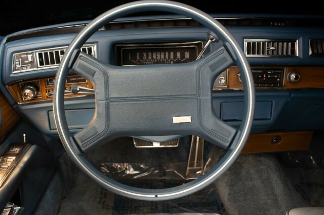 Cadillac Fleetwood 1975 image number 16