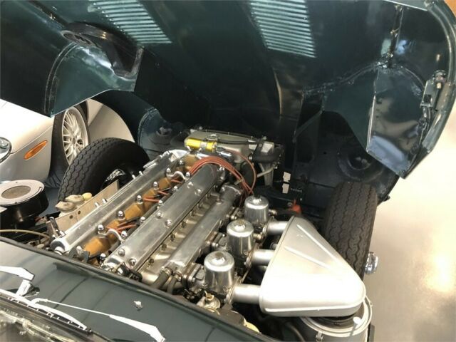 Jaguar E-Type 1968 image number 39