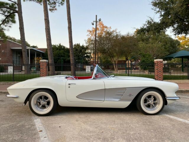 Chevrolet Corvette 1961 image number 31