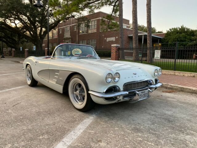 Chevrolet Corvette 1961 image number 32