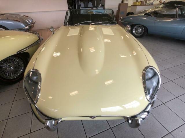 Jaguar E-Type 1967 image number 14